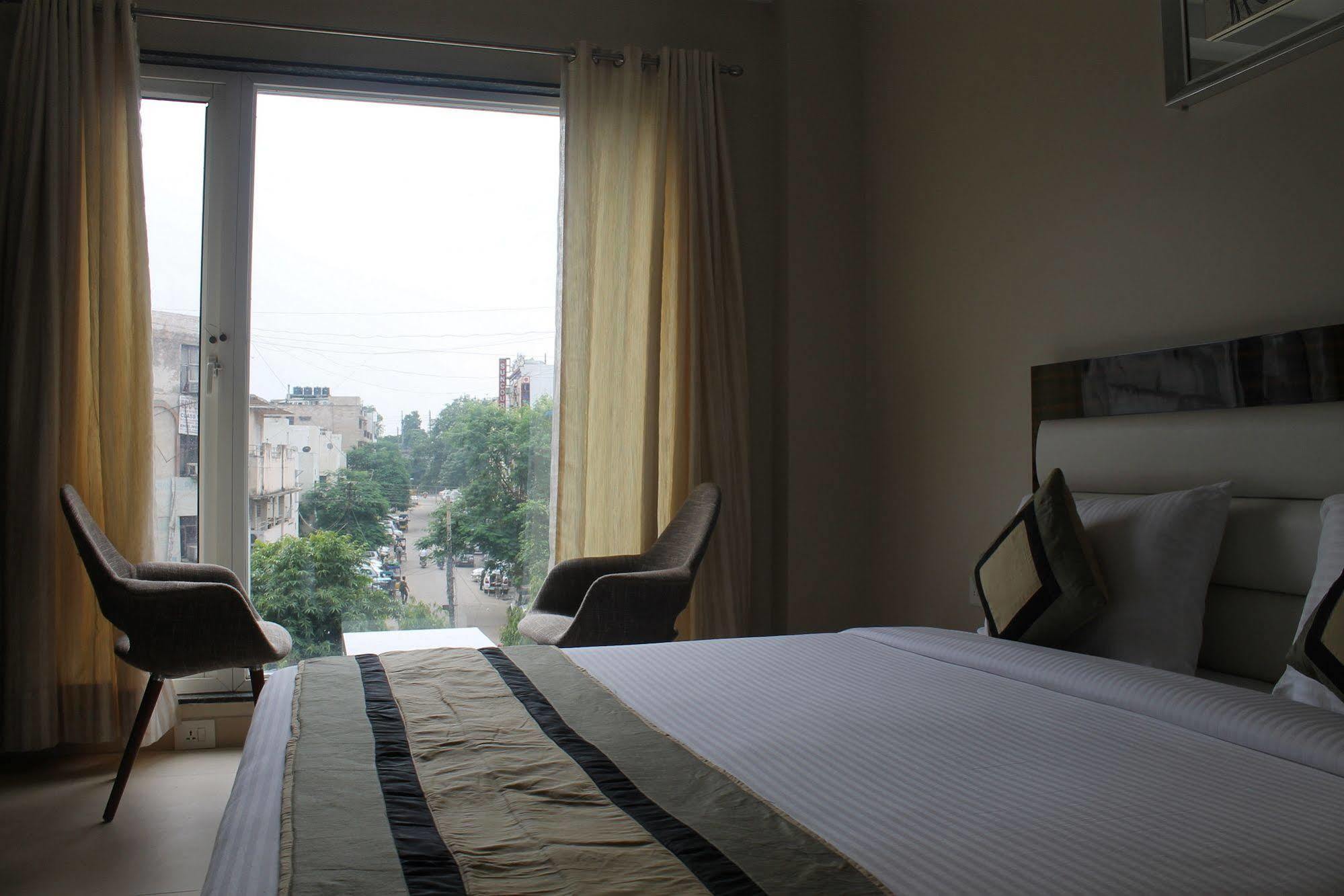 Hotel Gulnar New Delhi Room photo