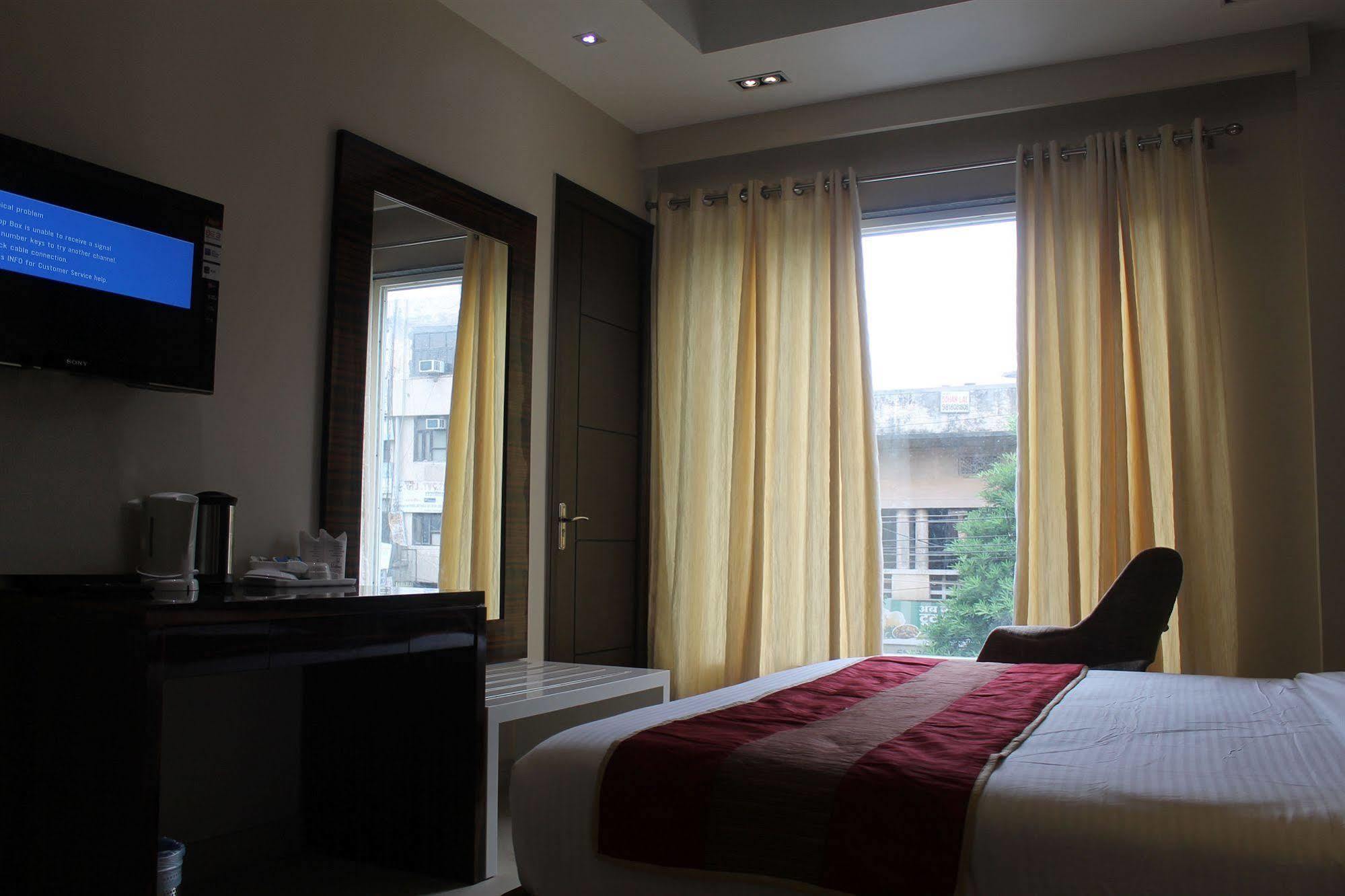 Hotel Gulnar New Delhi Exterior photo